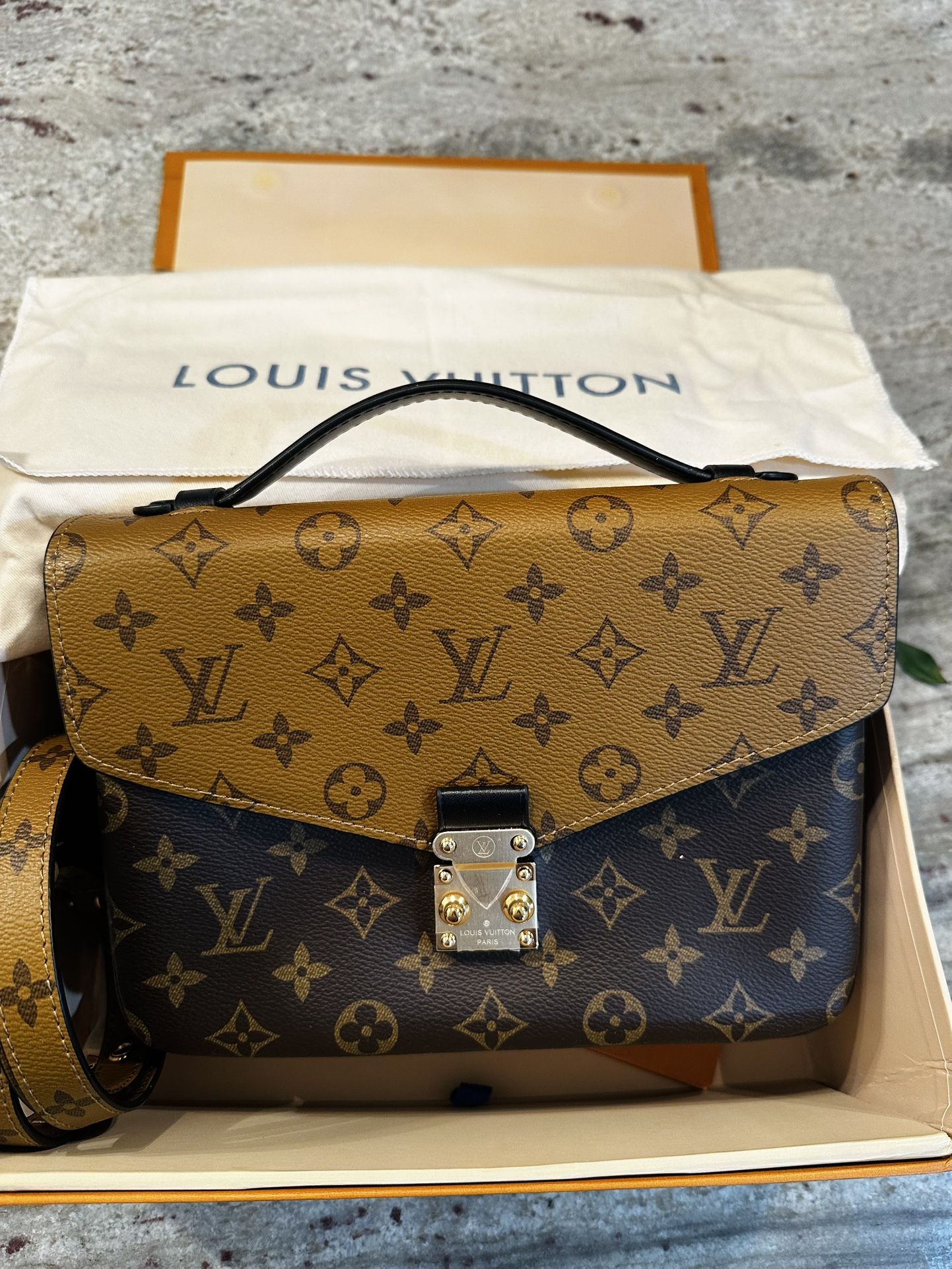 LV Pochette Metis