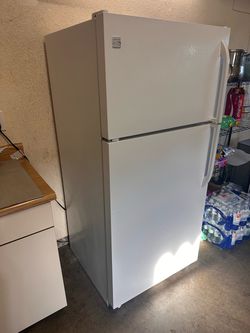 Kenmore Fridge- 18-21 Cubic Ft