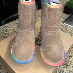  UGGS Kids Classic Short Chestnut With Rainbow Trim 