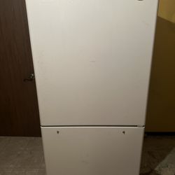 Amana Refrigerator With Bottom freezer 