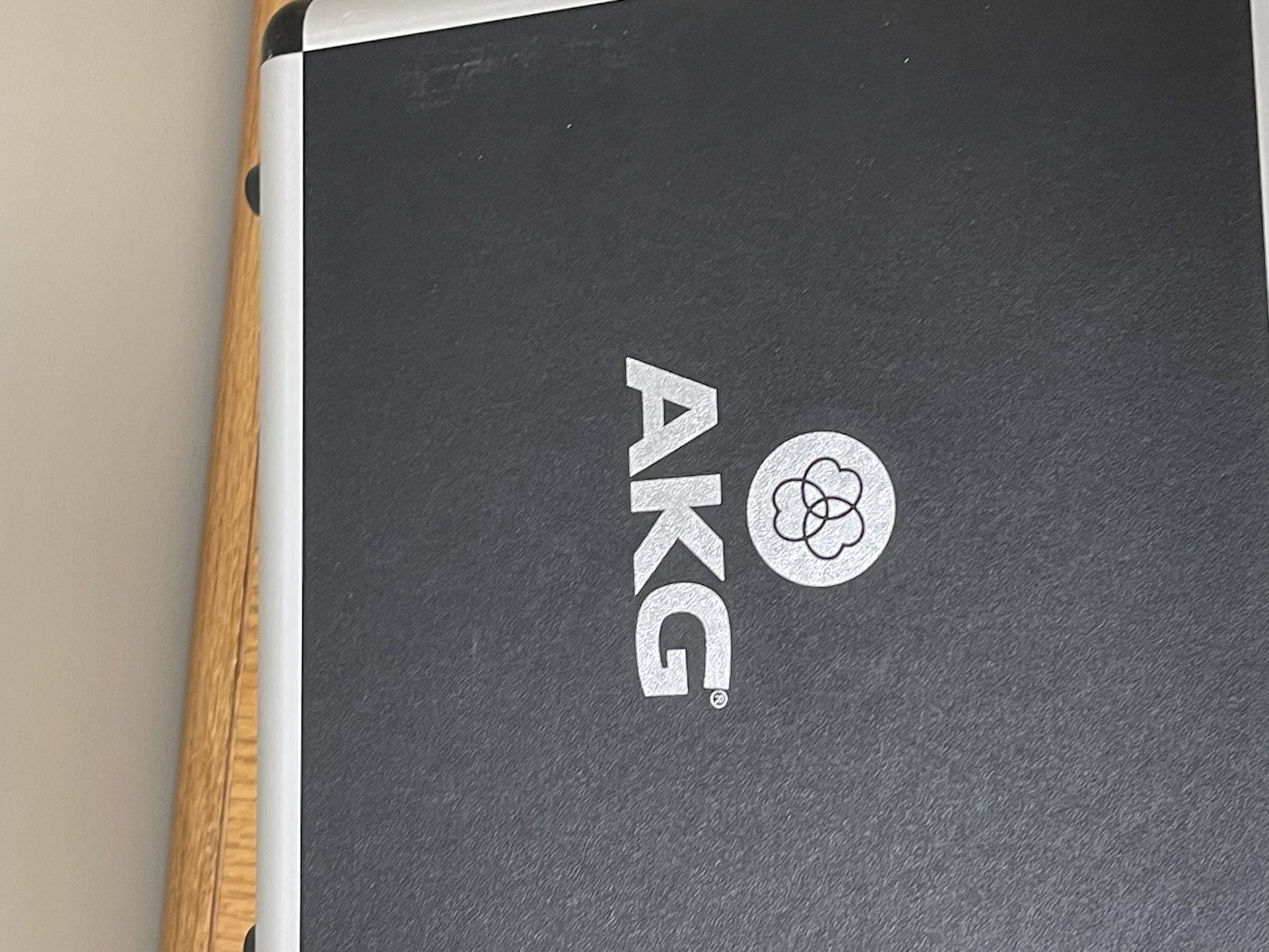 AKG 220