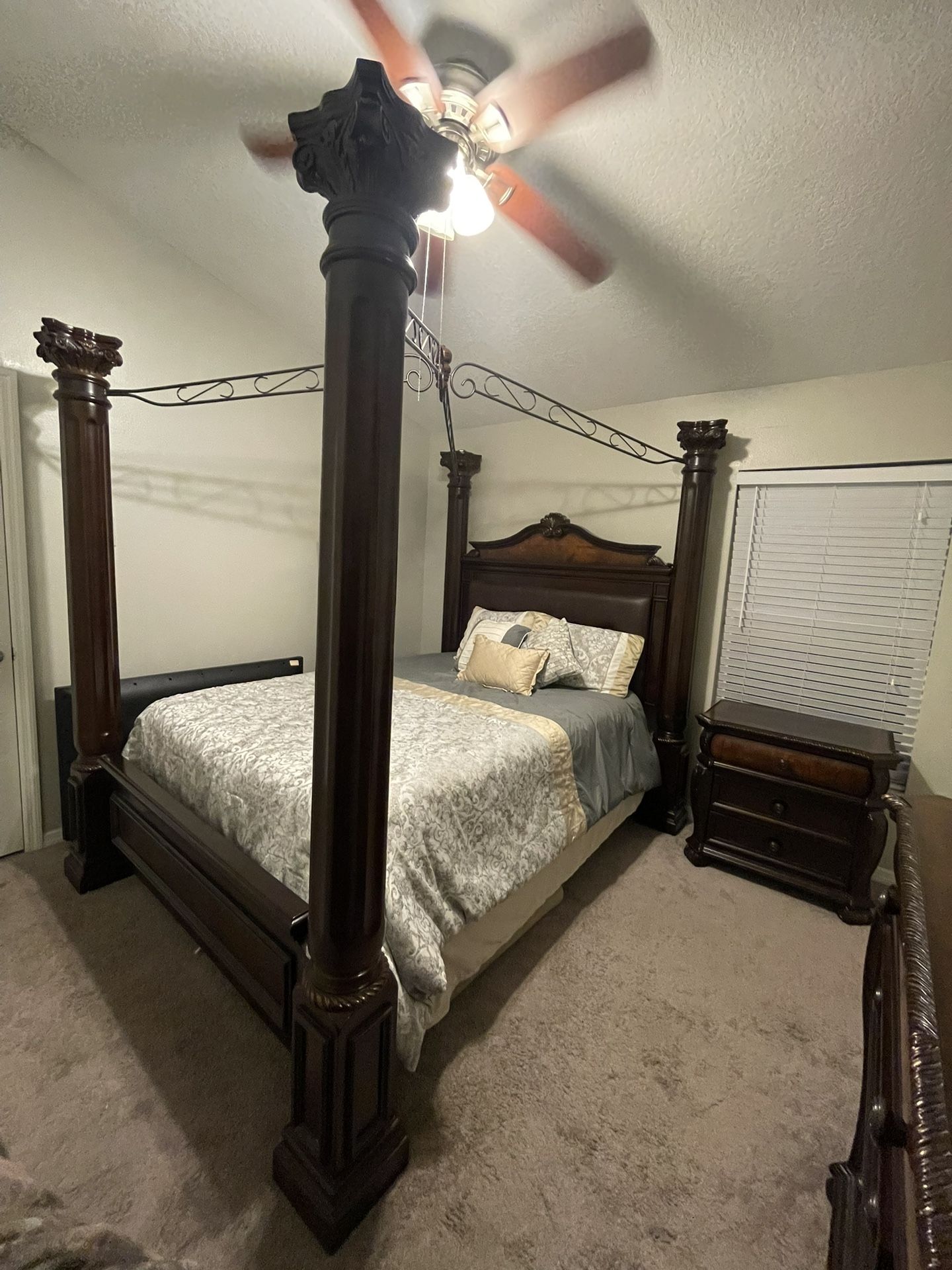 Bed room Set  Queen Size Bed With Pillars