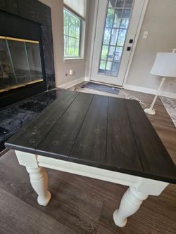 Set of 2 end tables