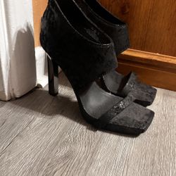 Ladies DKNY shoes(NEW) Size 9.5