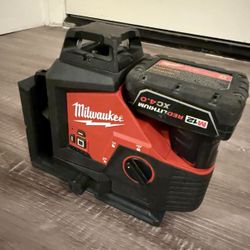 Milwaukee Laser Green 250 ft. 3-Plane Laser Level with One 4.0 Ah Battery