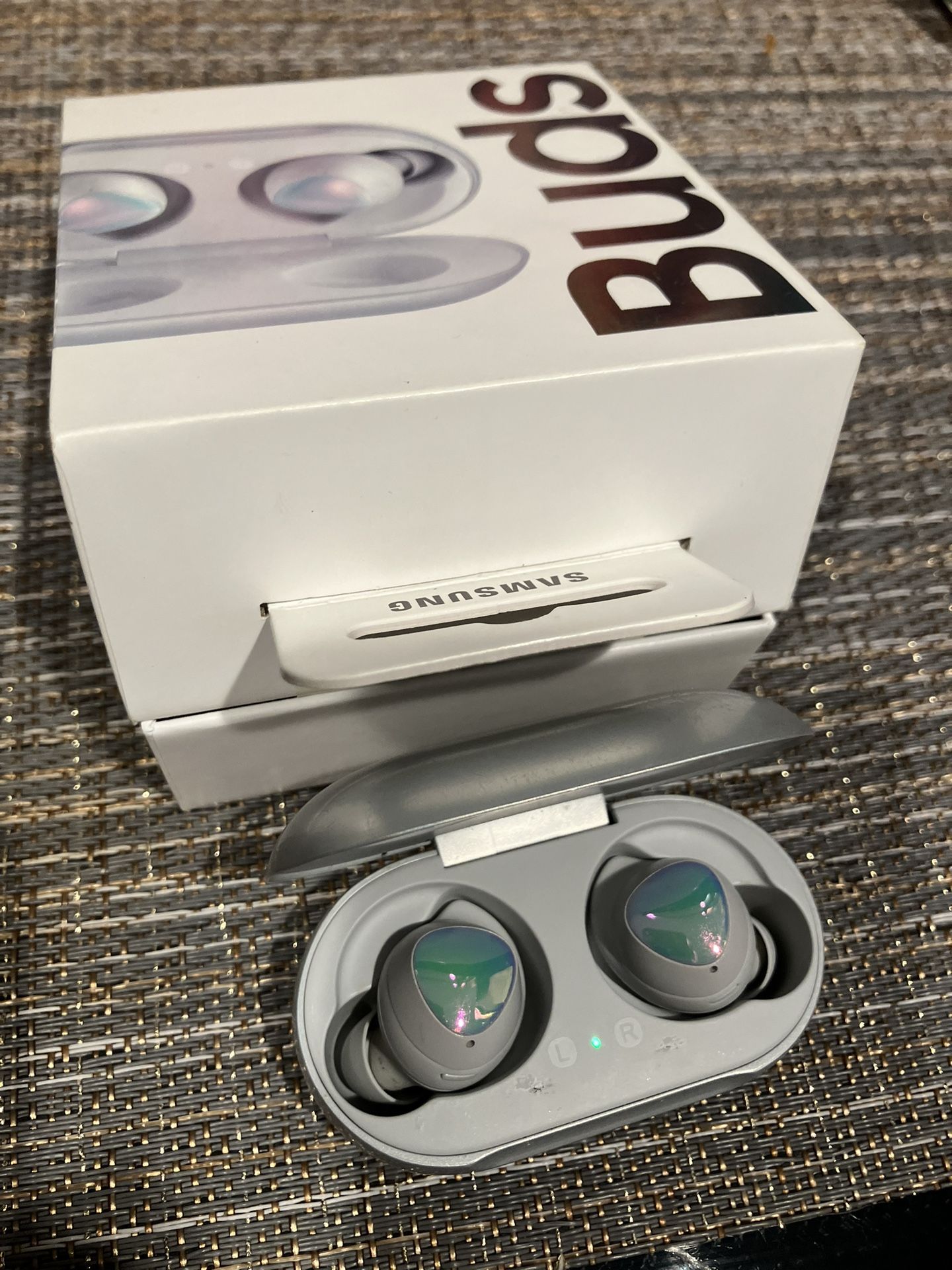 Galaxy Buds True Wireless Earbuds SM-R170NZSAXAR Earbud Bluetooth Earphones - Aura Glow Silver