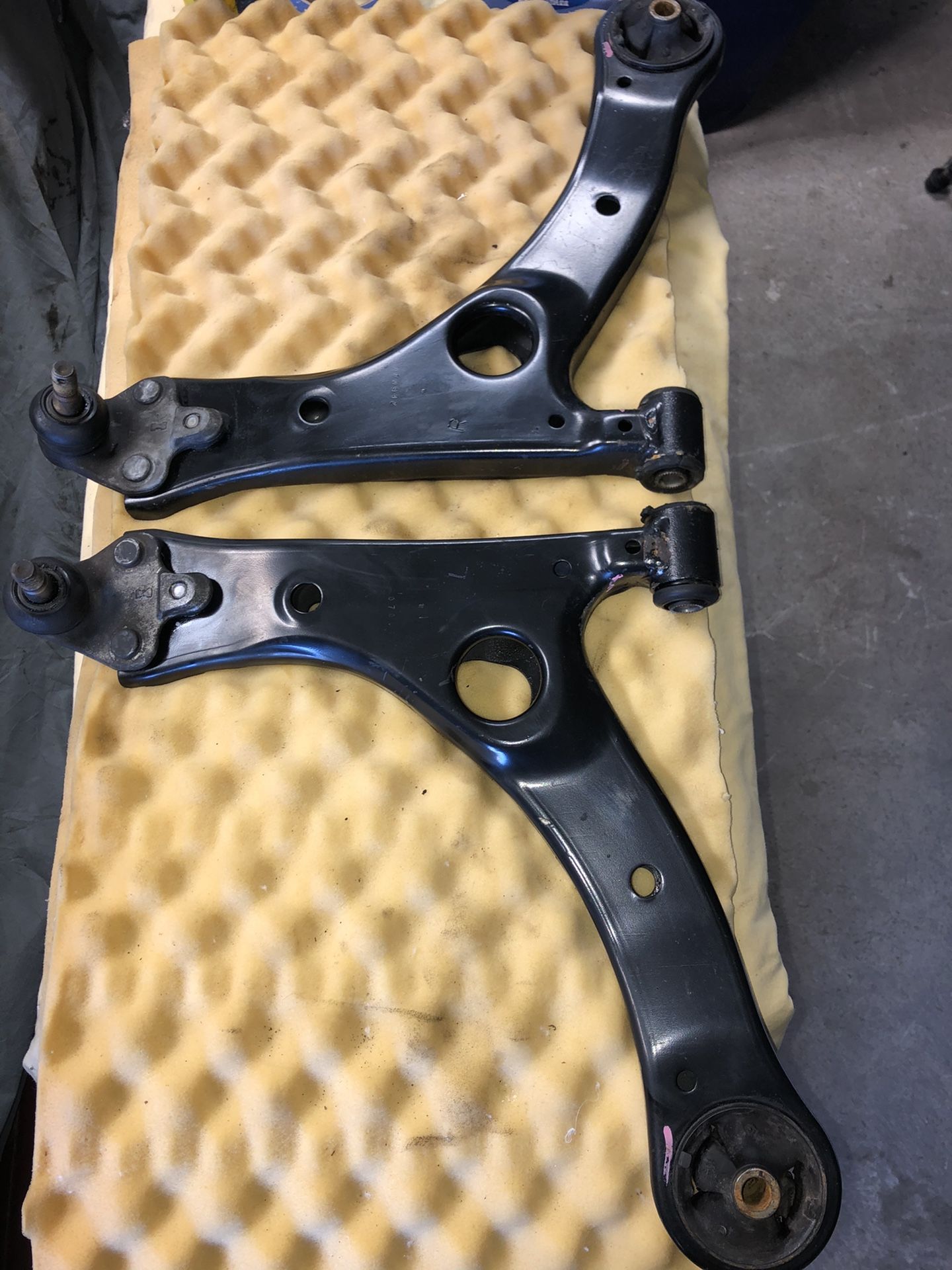 2014-2019 Toyota Corolla Control Arms DRIVER & PASSENGER SIDE OEM