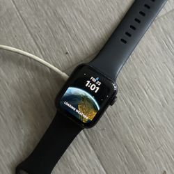 Apple Watch (SE)All Black With Five Different Bands