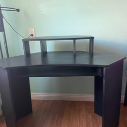 Corner desk / black table - Dimensions: H29 W44