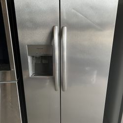 Refrigerator Side By Side Frigidaire Like New 