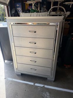 5-Drawer Chest Dresser with Mirror Trim