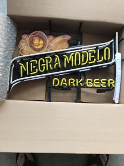 Negra modelo neon lights
