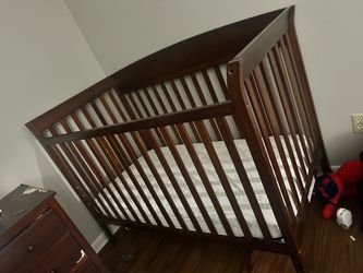 Crib in great shape. Mattress included
