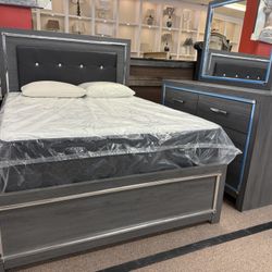 B214..: Queen Bed Dresser And Mirror