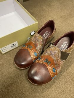 L’ Artiste Leather Painted Clogs 8.5 New