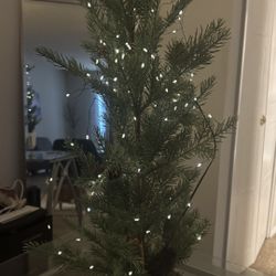 🌲✨ Arbolito decorativo con luces – 3 pies aprox. ✨🌲