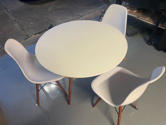 35-1/2” round table w 3 chairs