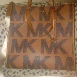 Large Genuine Micheal Kors Purse And Wristlet 