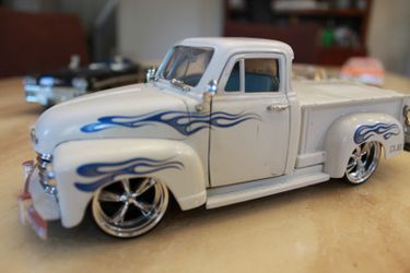 Jada Toys 1951 Chevrolet Pickup Escala 1/24 Dub City Blanco Flamas