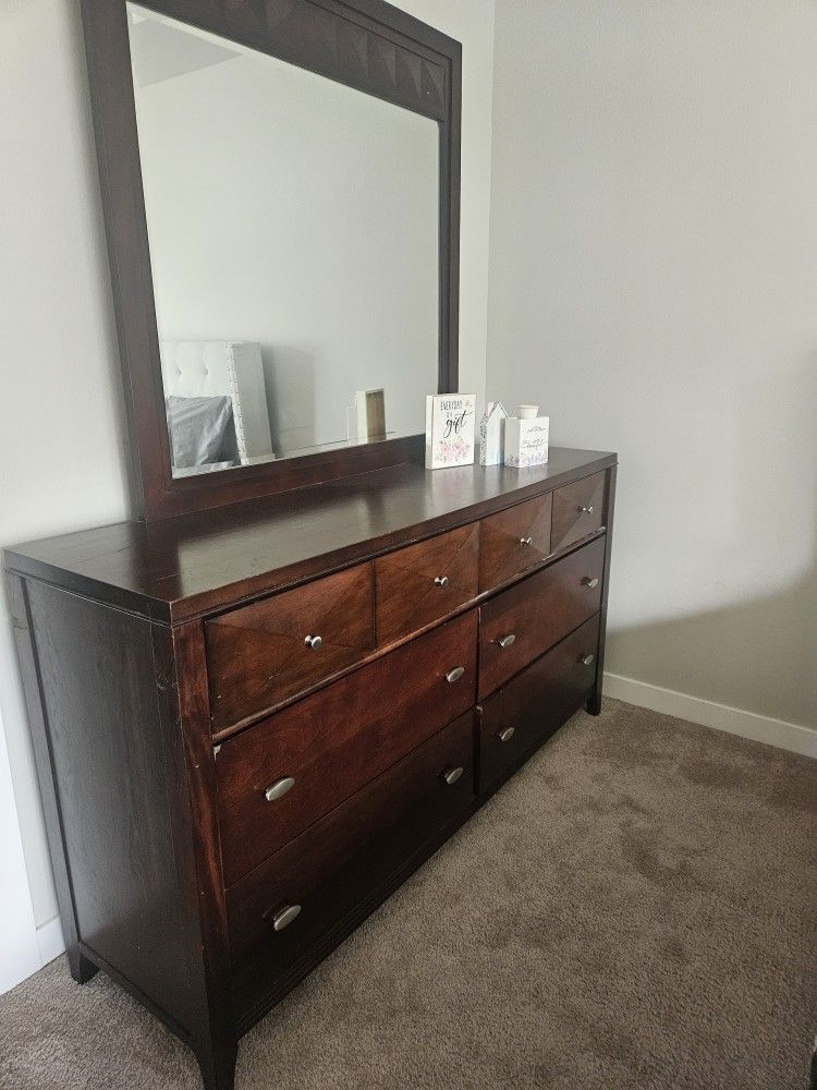 Queen Bedroom furniture - 5 piece Set -2 Dressers , Mirror , Headboard,sidetable