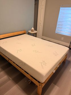 Queen bed w/Bamboo Memory Foam Mattress Topper