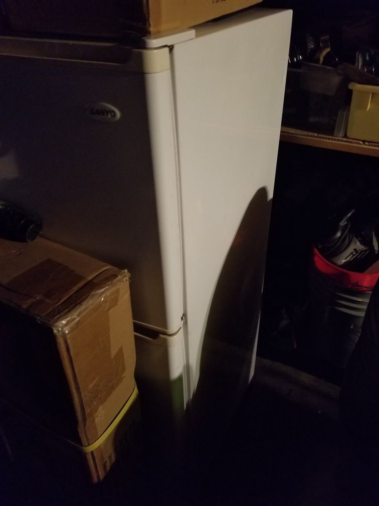 fridge/freezer working 4 feet tall