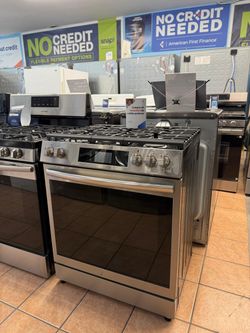 Frigidaire Gallery 30 in. 6 cu. ft. 5 Burner Slide-In Gas Range with Total Convection and Air Fry