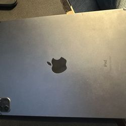 iPad 11Inch 3rd Generation W/ Keyboard And Pencil 