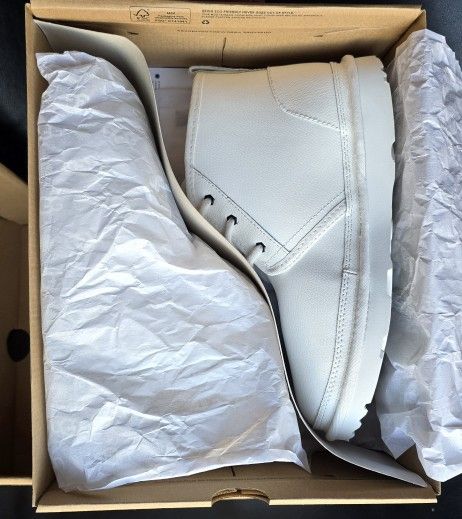 New UGG's Neumel II Kids Youth Size 6Y