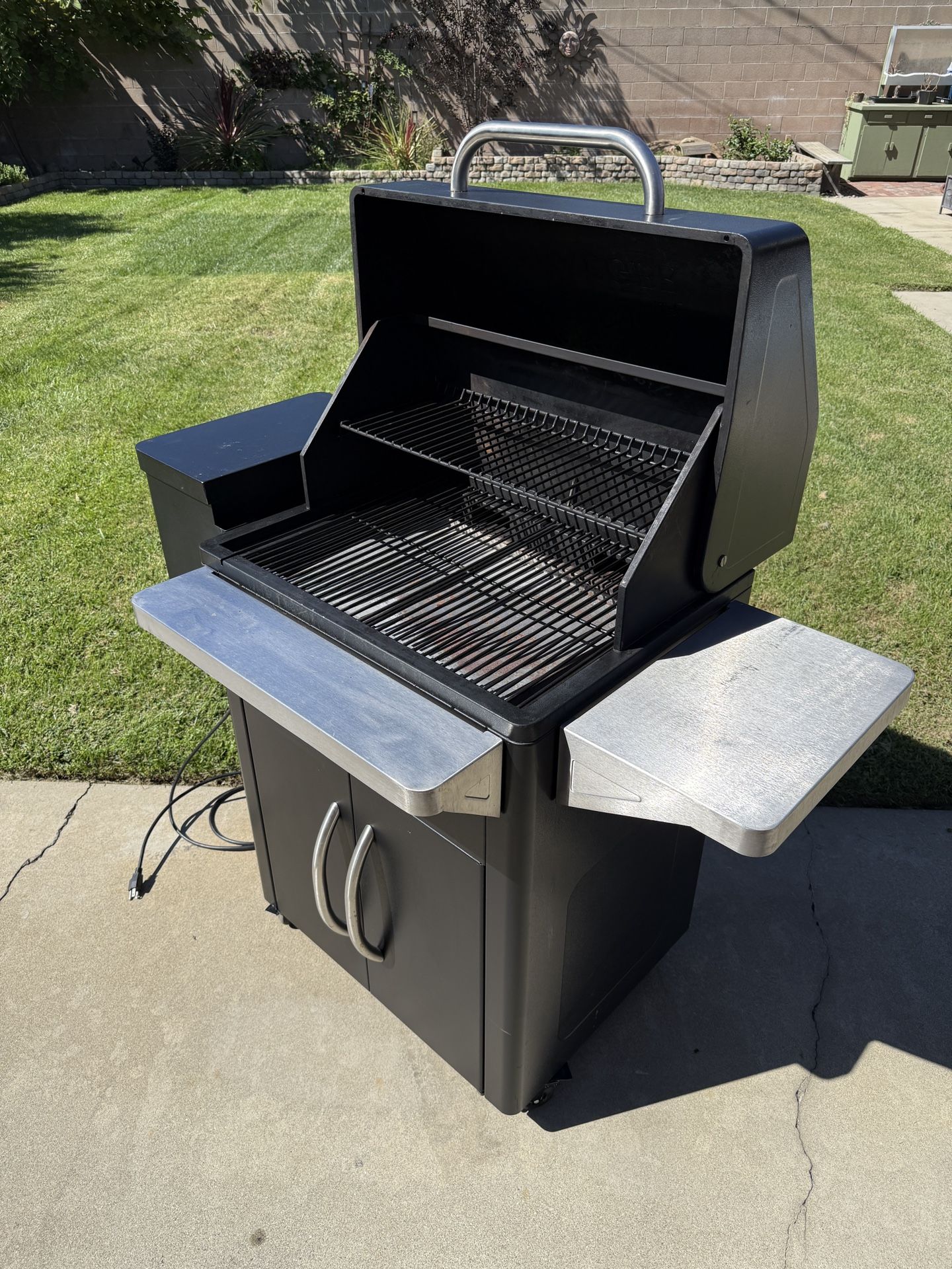 Traeger Smoker. Silverton 620