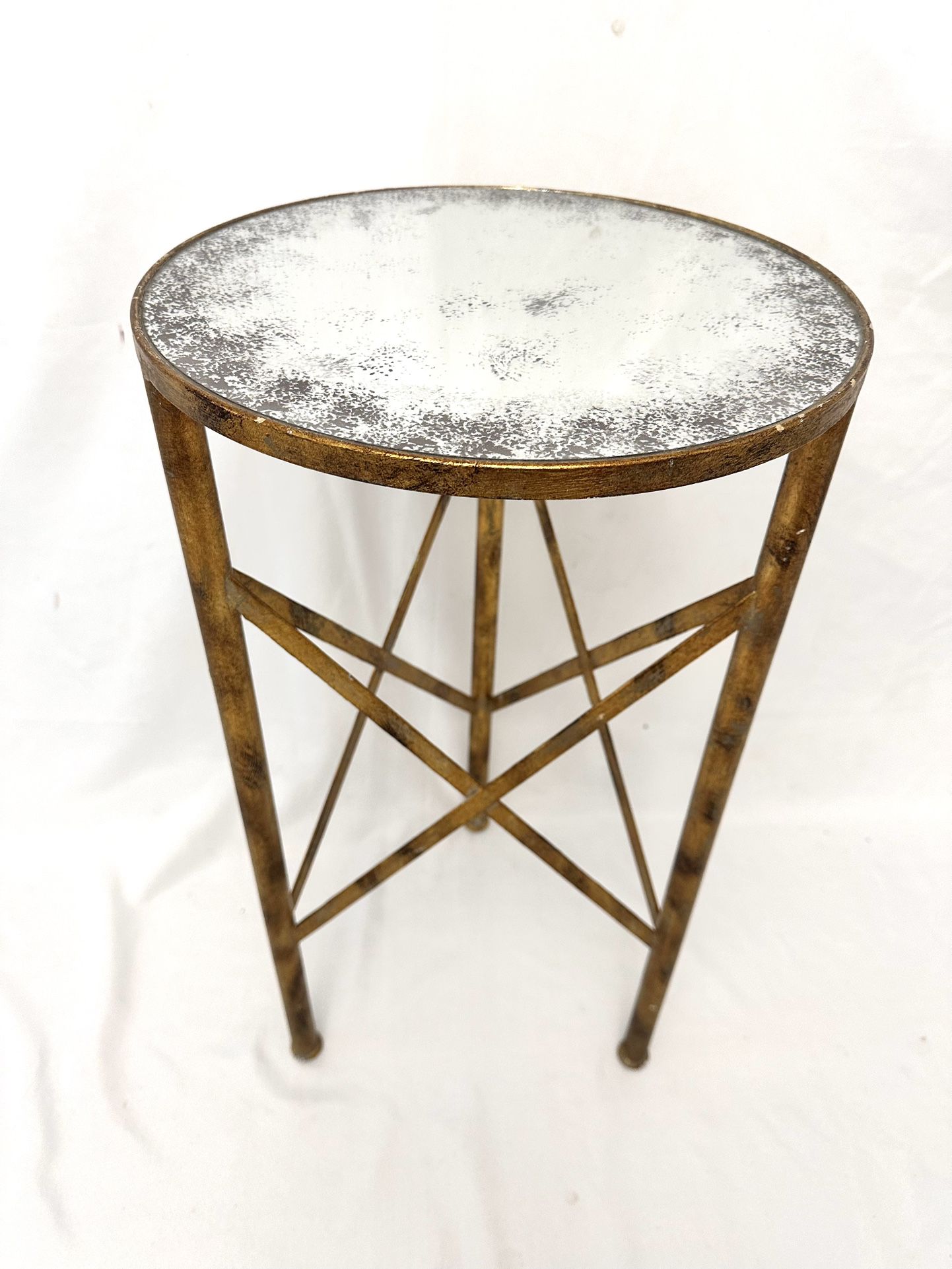 OLD WORLD DESIGN THREE LEGGED ACCENT TABLE - EXCELLENT CONDITION!