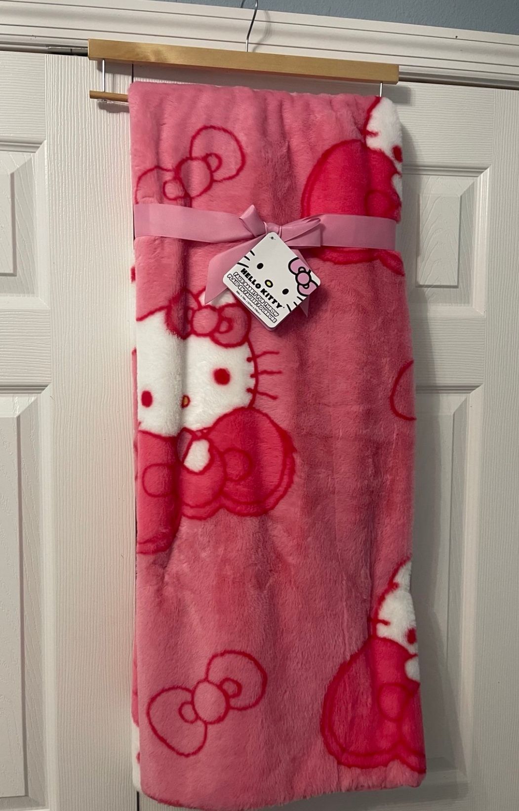 Hello Kitty Pink Bow Blanket