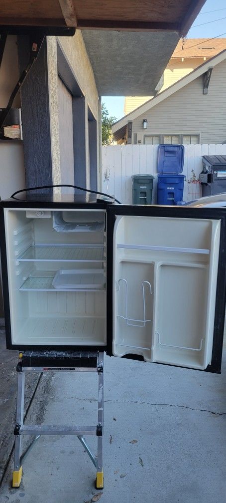 REFRIGERATOR FREEZER SINGLE DOOR