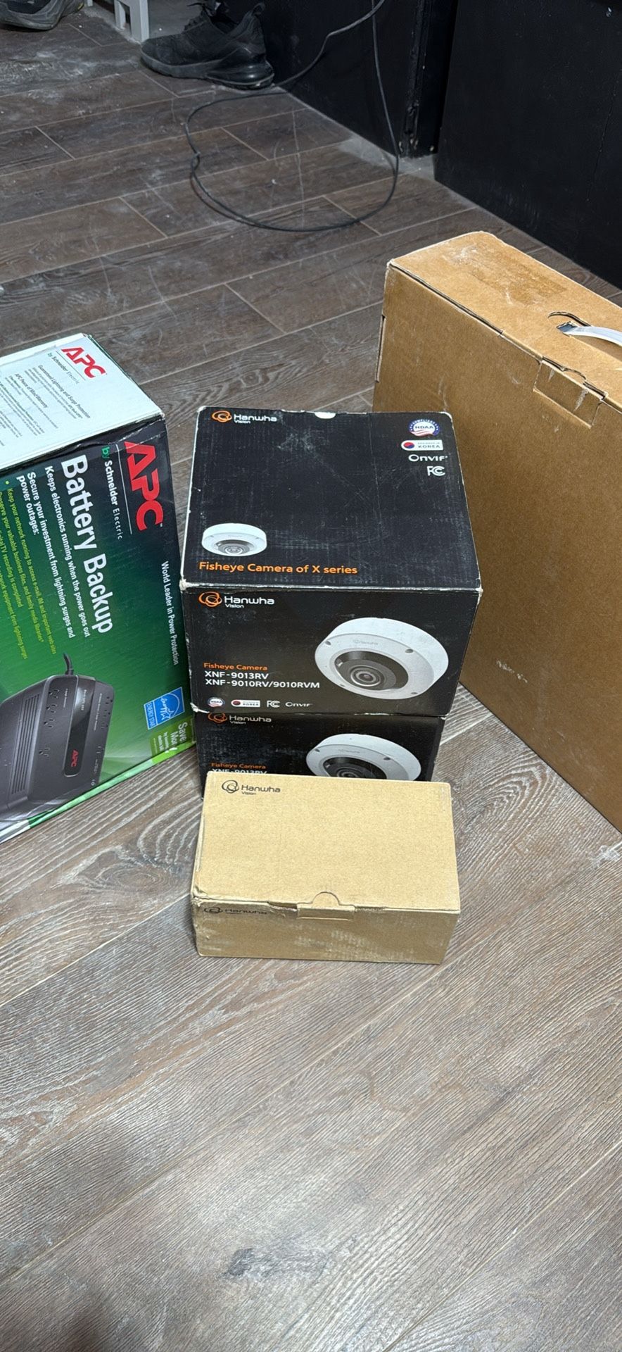 Professional Security & Networking Lot - Hanwha AI Cameras, PoE Switch, APC