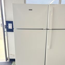 HOTPOINT 28 in  17.5 Cu Ft Capacity Refrigerator 