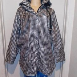 New Women's raining/wind jacket size large