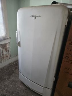 Vintage 1950s sears coldspot fridge