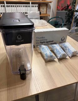 BRITA Water Filter Dispenser + 8 unopened Filters – Excellent Condition