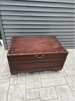Coffee table / trunk