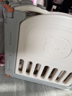 Baby play pen gate