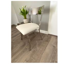 Modern Chair in excellent condition