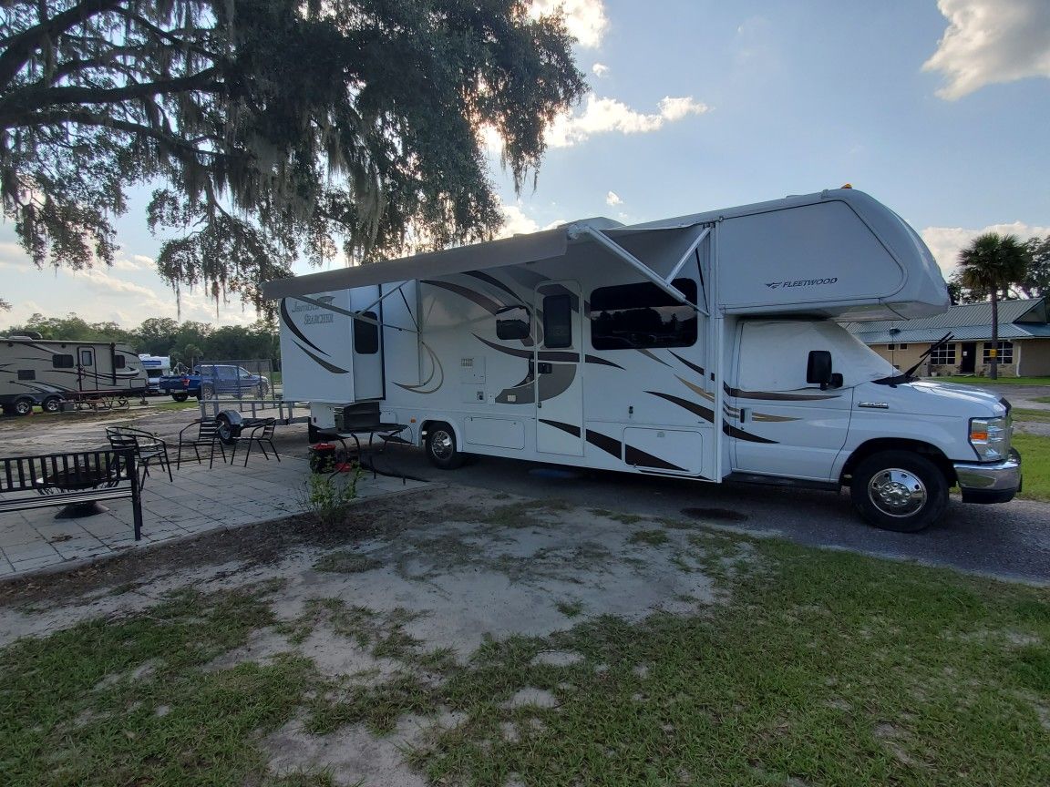 2015 FLEETWOOD Jamboree Searcher