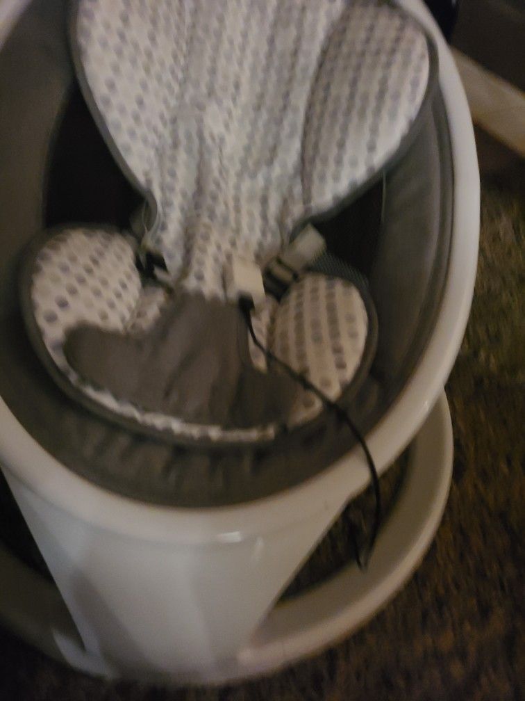 Munchkin Baby Electric Swing Bluetooth Infant W Lap Belt