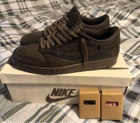 AIR JORDAN RETRO 1 low x Travis Scott “velvet brown” size 11