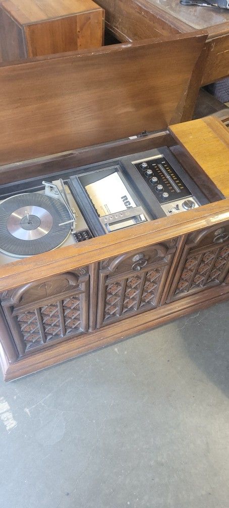 RCA VQT51L Vintage Stereo Console and Record Player