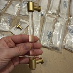 20 Drawer Pulls And Door Knobs 