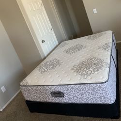 QUEEN BEAUTYREST LEGEND MATTRESS AND FREE BOX SPRING