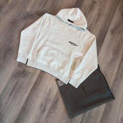 🔥 FEAR OF GOD ESSENTIALS HOODIE – LIGHT OATMEAL – SIZE MEDIUM (NEW)