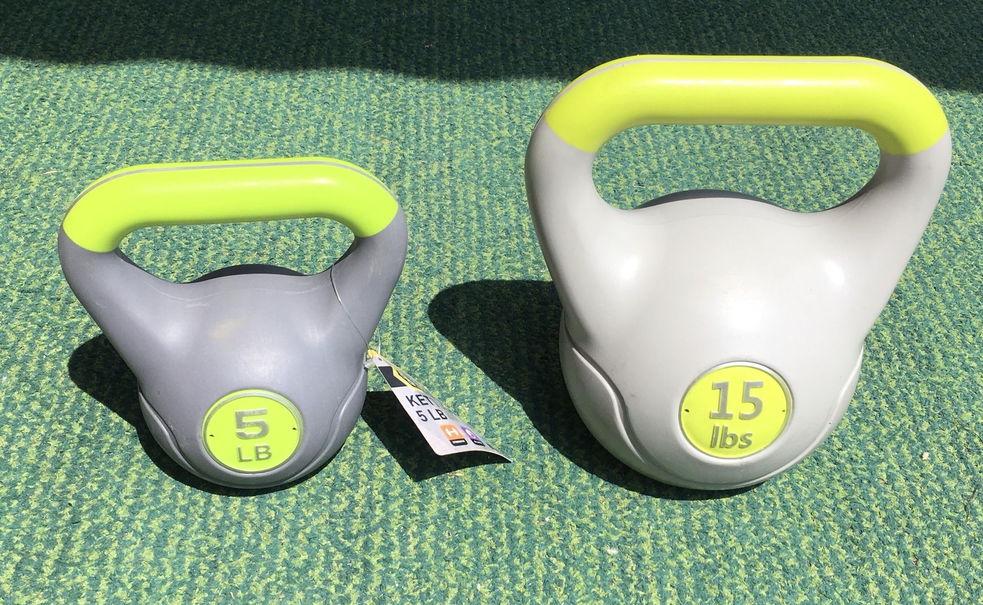 2x kettlebell 1x 5lb and 1x 15lb kettlebells workout kettle bell 5 lb 15 lb pounds pound weight weights