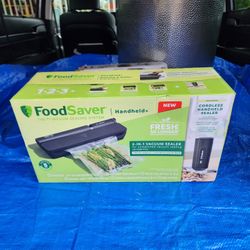 FoodSaver Vacuum Sealing System Black 2-in-1 Sealer Cordless MS2010 Spot Clean.